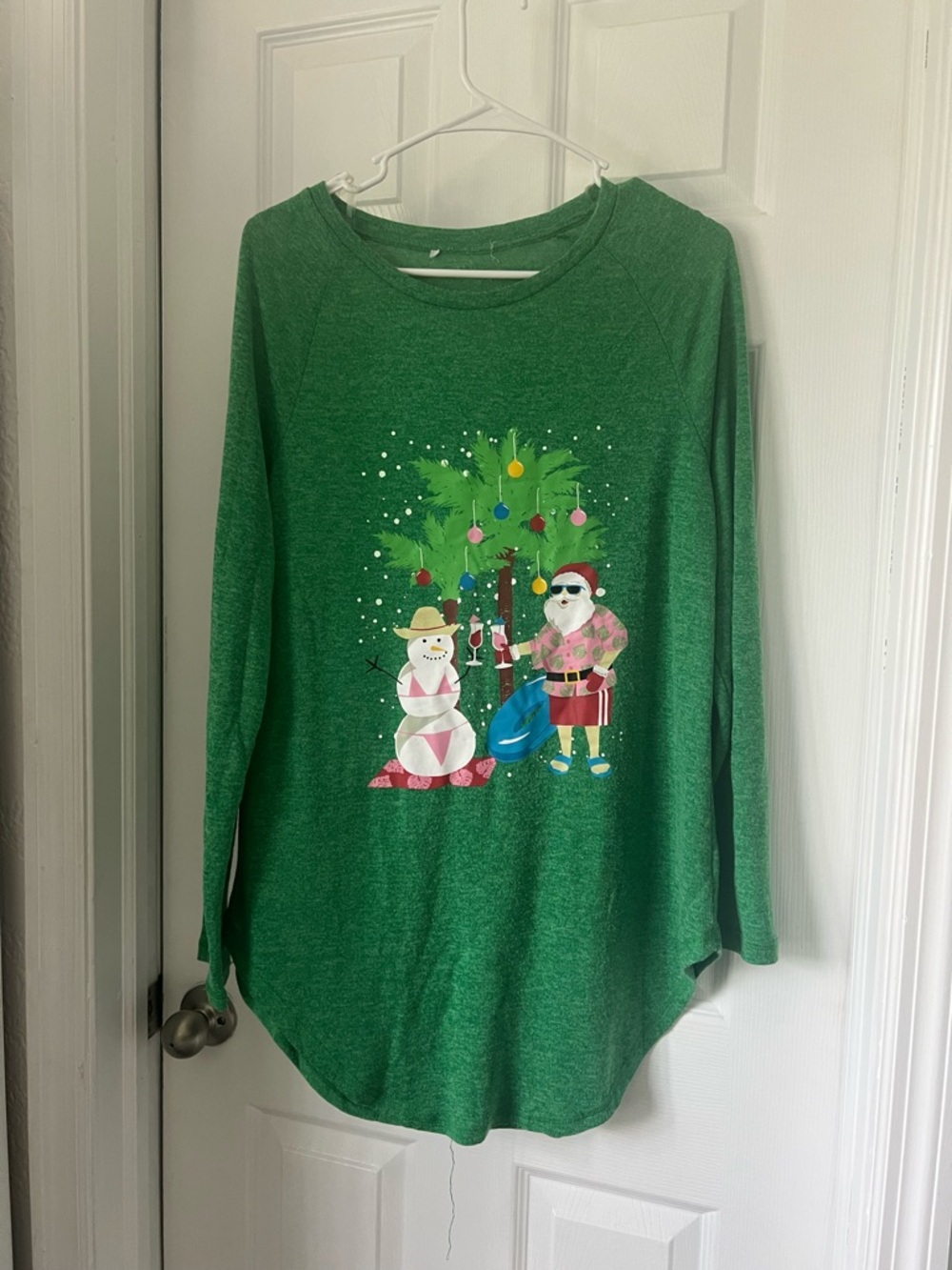 Holiday Graphic Green Long Sleeve Tee - Casual Beach Santa Design